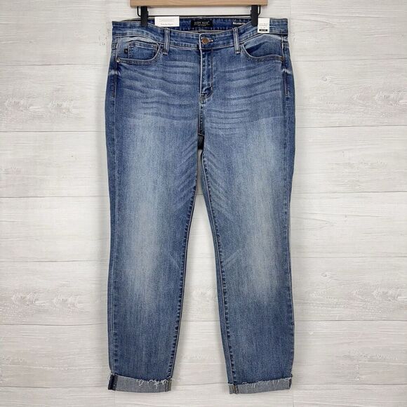 Judy Blue Jeans Women 15 / 32 Mid Rise Relaxed Fit Blue Medium Wash Tapered NWT - Picture 1 of 16